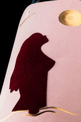 Etichetta backlight presentata al simei, con profilo di donna realizzato con carta velluto bordeaux