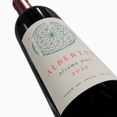 Etichetta albertus vino rosso dettaglio
