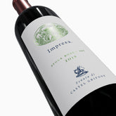 Etichetta impresa di vino rosso in dettaglio