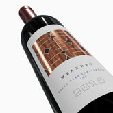Etichetta meandro di vino rosso in dettaglio
