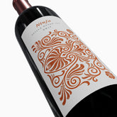 Etichetta ninfa di vino rosso in dettaglio