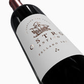 Etichetta ostro di vino rosso in dettaglio