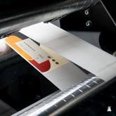 Le tecnologie di stampa innovative di Auroflex: etichette autoadesive in bobina dall'effetto visivo e sensoriale unico