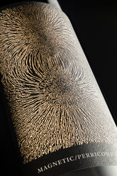 Etichetta Magnetic presentata al simei realizzata con carta cotone e microincisioni in oro