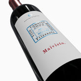 Etichetta maivisto di vino rosso in dettaglio