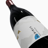 Etichetta nubibus di vino rosso in dettaglio
