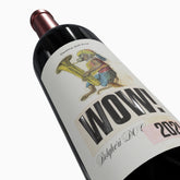 Etichetta wow di vino rosso in dettaglio